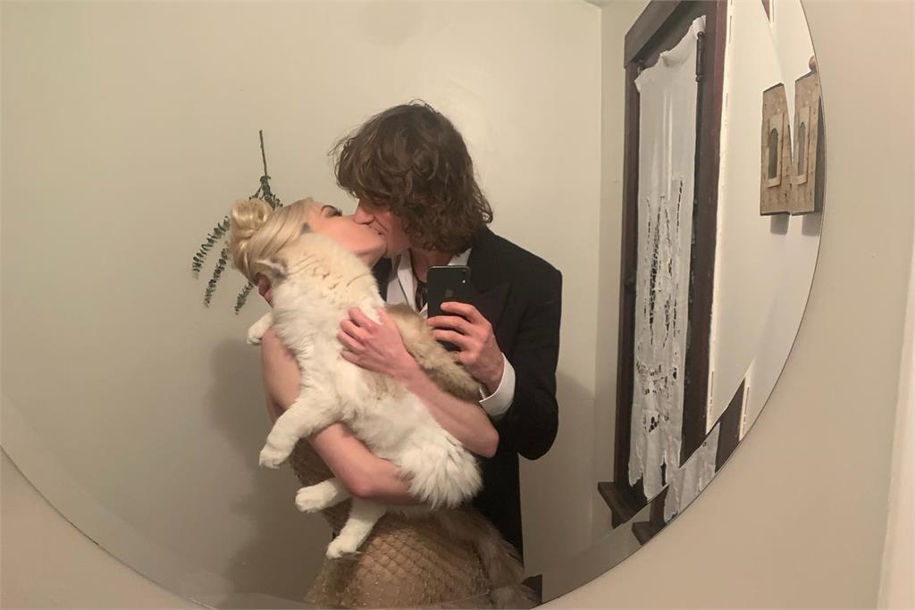 《后翼》安雅「裸色透視裝」辣翻紅毯！強光照射「危險三角」現形照流出