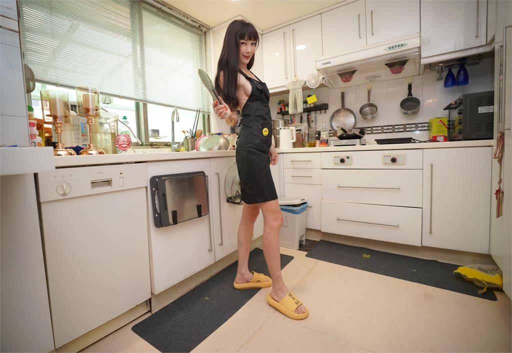 56歲美魔女單穿圍裙煮菜!破尺度辣照轉身洩「超惹火曲線」