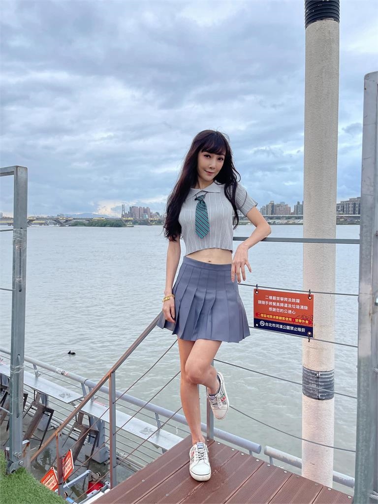 56歲美魔女單穿圍裙煮菜!破尺度辣照轉身洩「超惹火曲線」