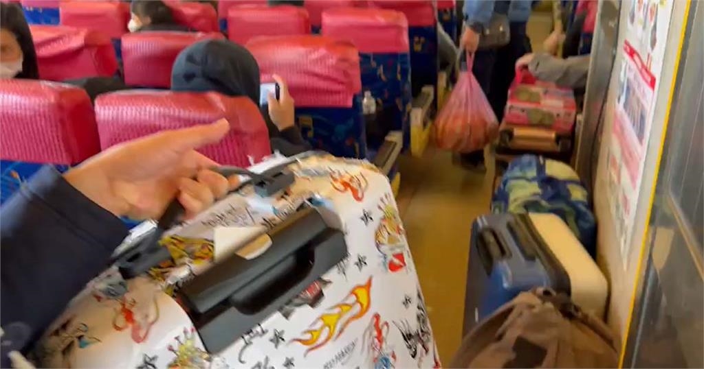 小年夜離島回家難! 「行李、年貨擠爆船艙」搭船2.5hrs才返回蘭嶼