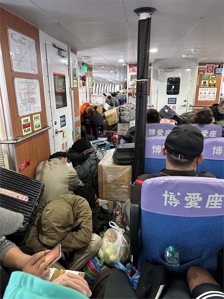 小年夜離島回家難! 「行李、年貨擠爆船艙」搭船2.5hrs才返回蘭嶼