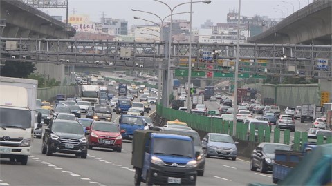 過年返鄉有夠累?塞車「10大必備清單」曝光 解饞、打發時間靠它們!