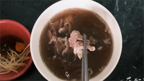 台南必吃牛肉湯!在地人清晨瘋排這間 他等1小時一喝驚呼:真的值得