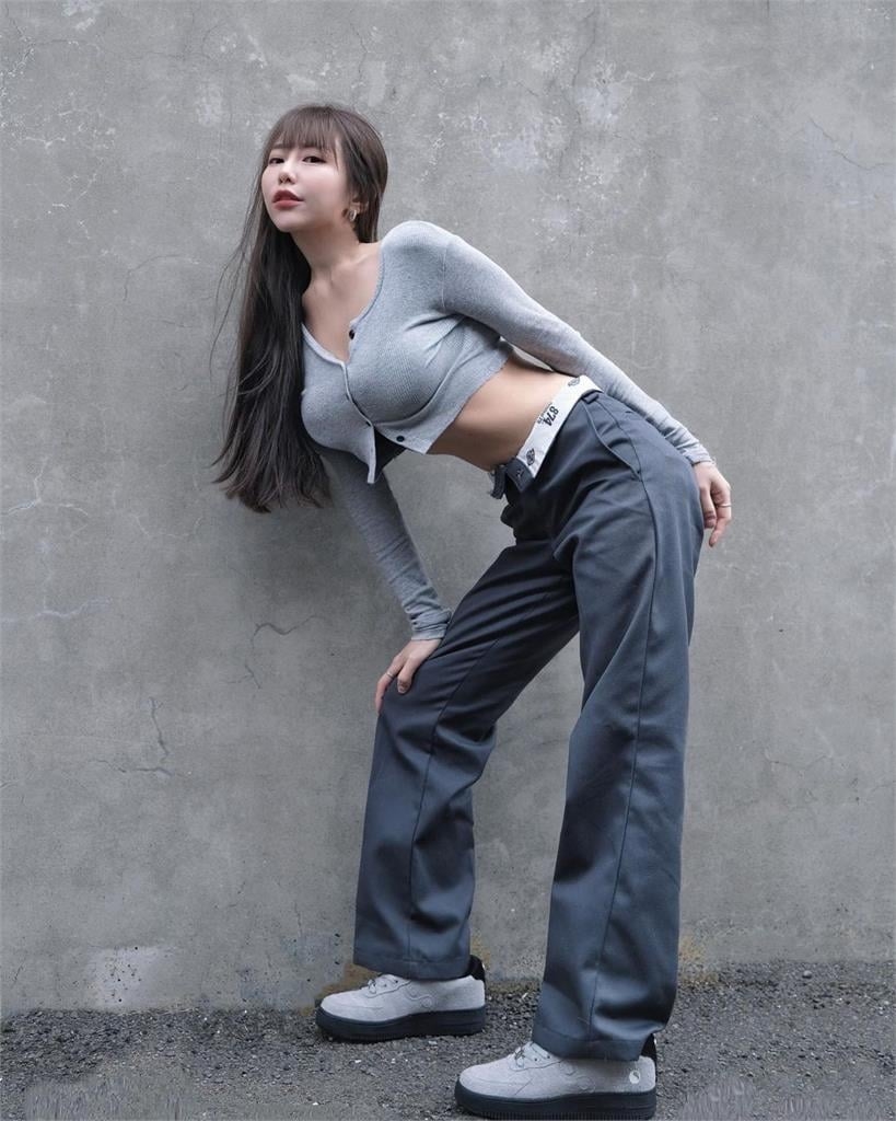 梓梓除夕秀多張超辣「兔子腰」！1句甜喊「請領養」掀網暴動