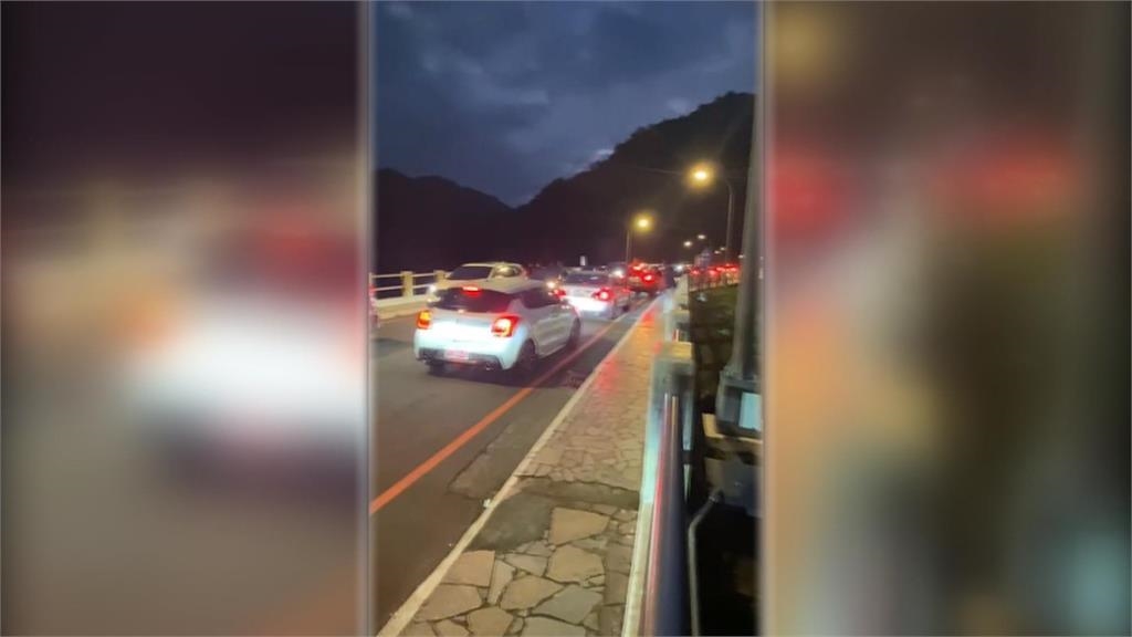 交通噩夢!石門水庫初一車潮塞爆 山路成停車場卡到天黑 交通噩夢!石門水庫初一車潮塞爆 山路成停車場卡到天黑