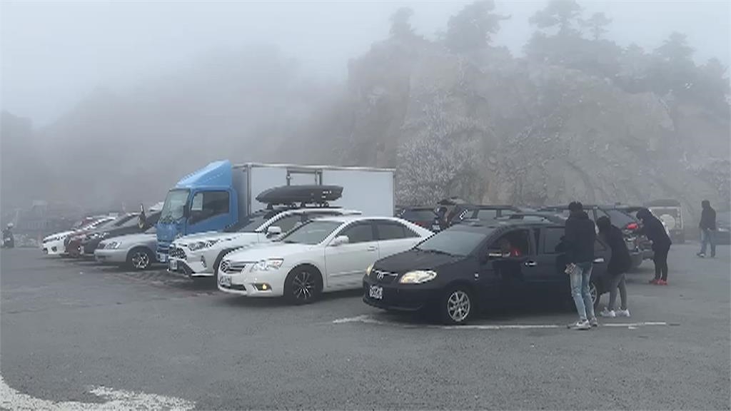 上山等雪清境一位難求 違停車輛停滿「救命道」引眾怒 上山等雪清境一位難求 違停車輛停滿「救命道」引眾怒