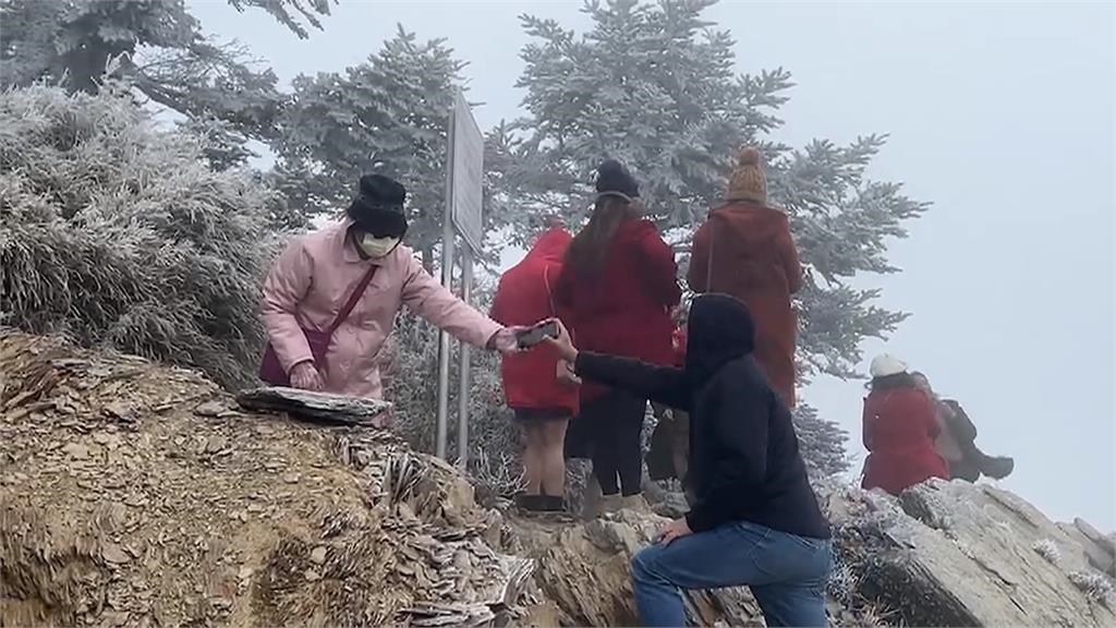上山等雪清境一位難求 違停車輛停滿「救命道」引眾怒