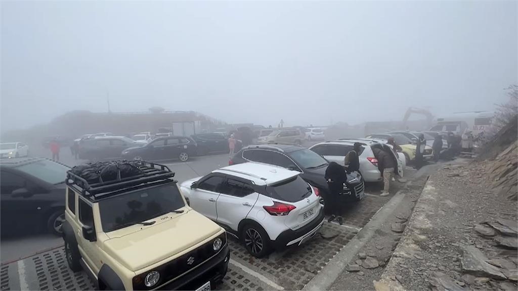 上山等雪清境一位難求 違停車輛停滿「救命道」引眾怒