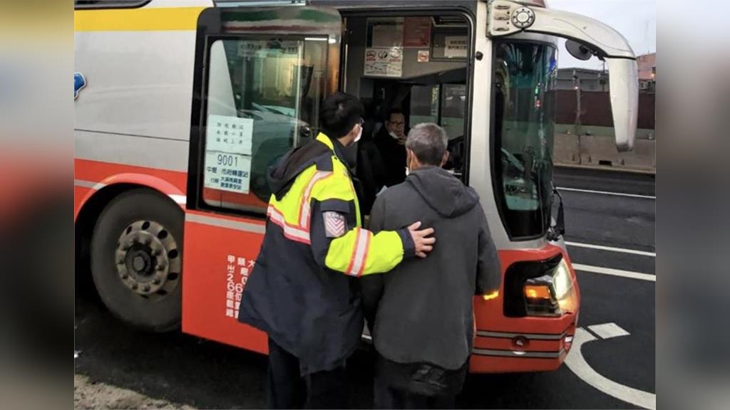 好暖!6旬翁沒錢搭車「用走的回家」誤上國道 警自掏腰包助他返鄉 好暖!6旬翁沒錢搭車「用走的回家」誤上國道 警自掏腰包助他返鄉