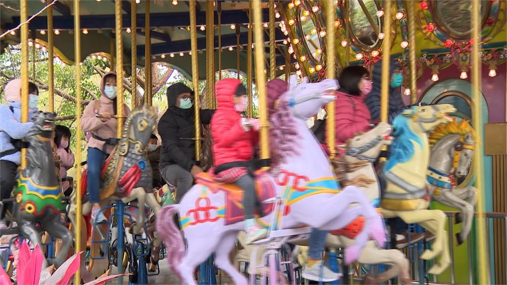 初三寒流報到中部太陽露臉 遊樂園湧出遊人潮玩到瘋