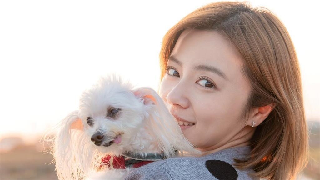 王瞳悼艾成「第一個沒有你的過年」!合影愛犬「絕美哀戚照」惹網心疼 王瞳悼艾成「第一個沒有你的過年」!合影愛犬「絕美哀戚照」惹網心疼