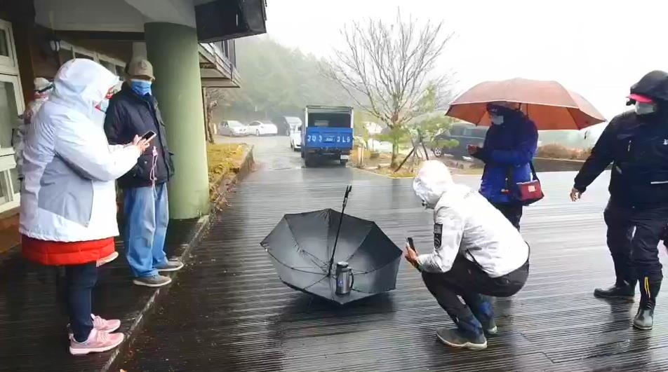 快新聞／低溫美景！　太平山下起冰霰、霧凇　林管處啟動雪期預警管制因應