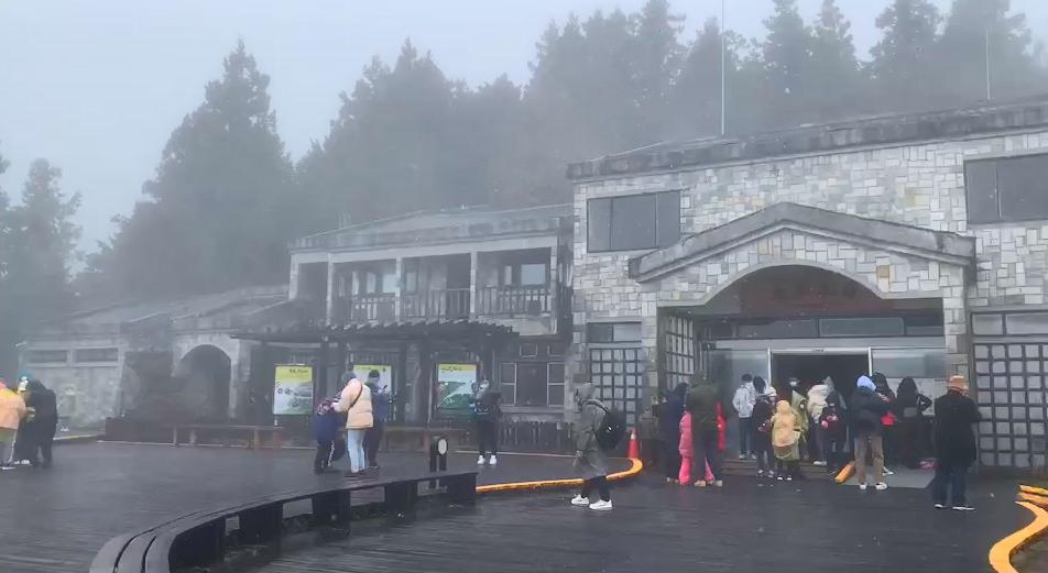 快新聞/低溫美景! 太平山下起冰霰、霧凇 林管處啟動雪期預警管制因應
