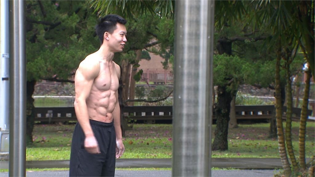 太粗了!街頭極限健身 選手秀超硬動作「人體國旗」 太粗了!街頭極限健身 選手秀超硬動作「人體國旗」