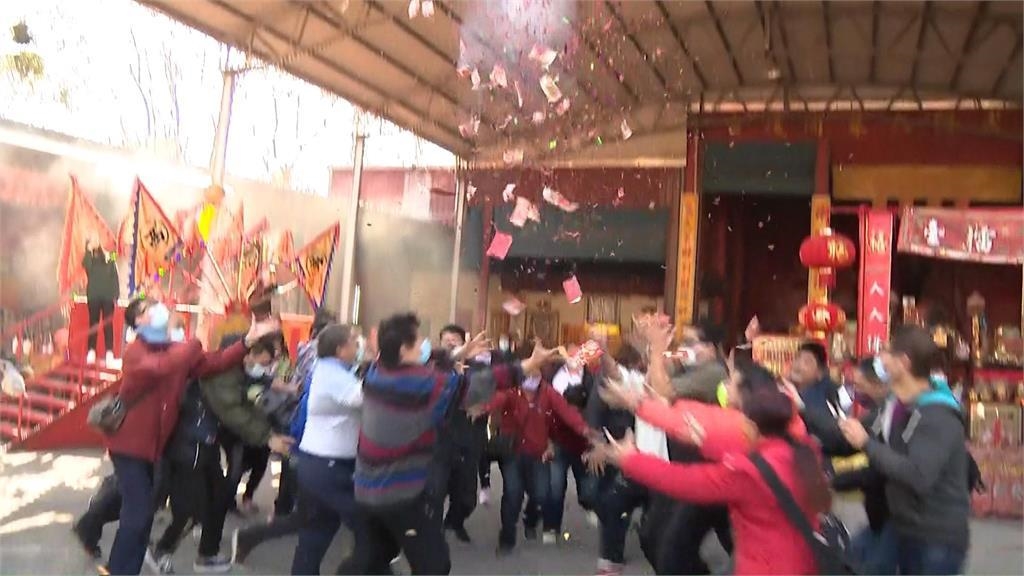 這廟宇推出「發財大砲」大受歡迎 隨機灑出現金...搶翻了 這廟宇推出「發財大砲」大受歡迎 隨機灑出現金...搶翻了