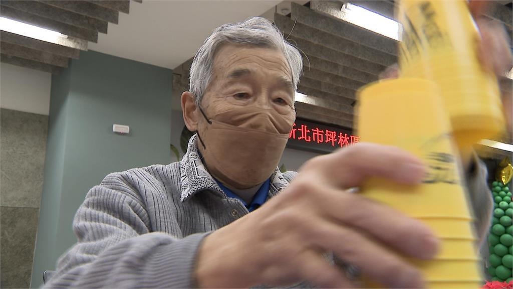 突破年齡極限!94歲林有德最高齡疊杯選手 半夜起床苦練 創2項世界紀錄 突破年齡極限!94歲林有德最高齡疊杯選手 半夜起床苦練 創2項世界紀錄
