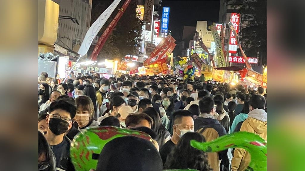 最好取暖的地方!嘉義文化路夜市「擠到炸裂」 網幫默哀:火雞大屠殺 最好取暖的地方!嘉義文化路夜市「擠到炸裂」 網幫默哀:火雞大屠殺
