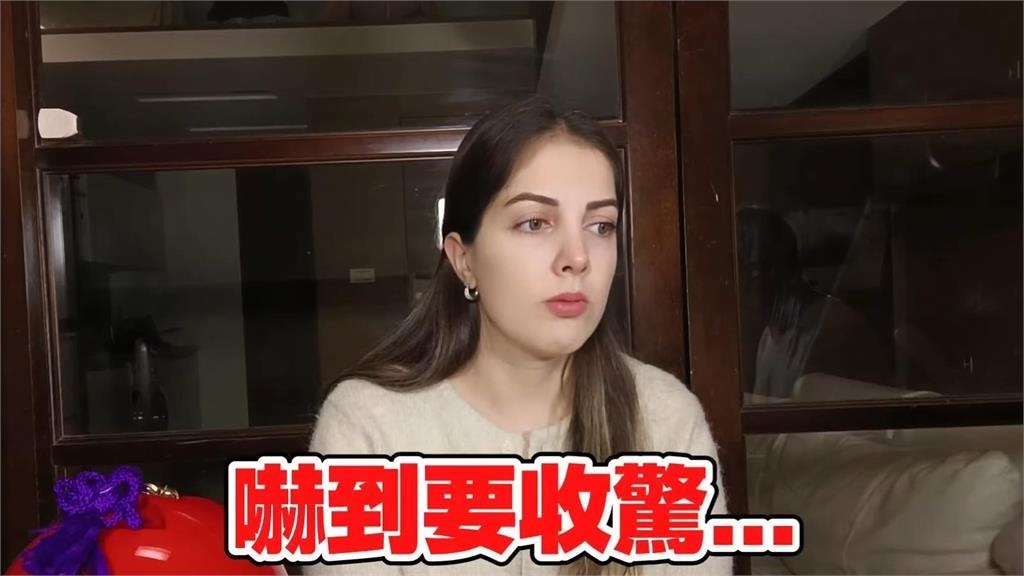 嚇到要收驚!土耳其人妻翻看農民曆「臉色慘白」 狂問:為何要吃雞屎 嚇到要收驚!土耳其人妻翻看農民曆「臉色慘白」 狂問:為何要吃雞屎