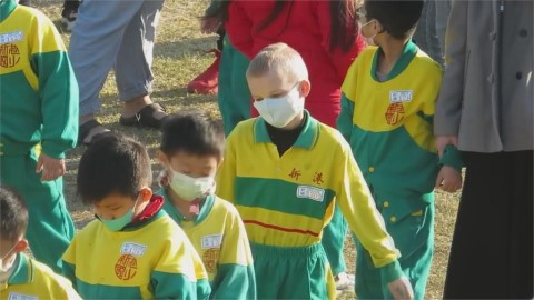 荷蘭家庭參加國小運動會 萌孩高呼「喜歡上學」爸笑曝:充滿感激