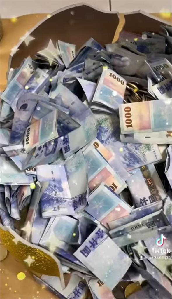 最肥豬公報到！狂人豪邁砸破「6位數」存錢桶　網驚呆：要用點鈔機