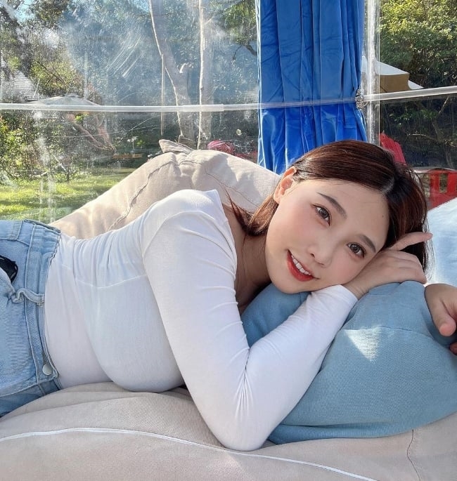 重機女神「光溜溜美背」慘被拍成壯漢！泡湯照曝光網笑：進擊的巨人