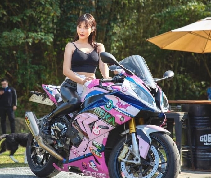重機女神「光溜溜美背」慘被拍成壯漢！泡湯照曝光網笑：進擊的巨人