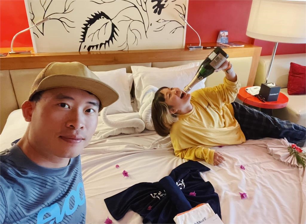 才剛嫁小10歲車神　女星蜜月「一進房秒躺床」：怎麼把老公灌醉？