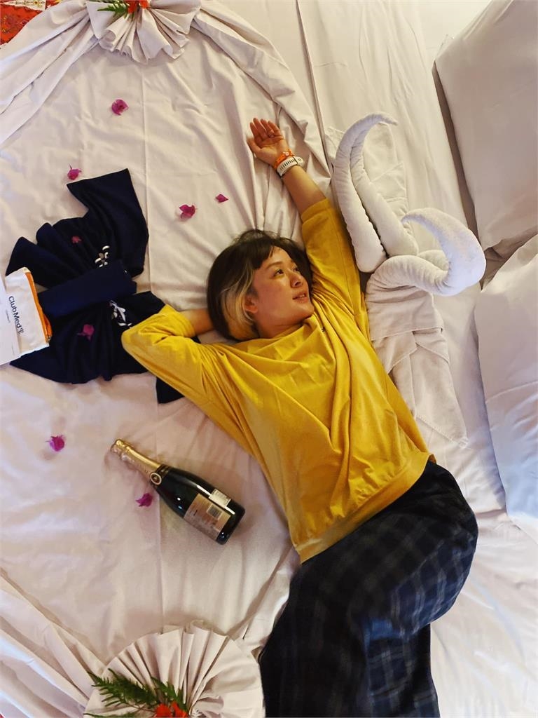 才剛嫁小10歲車神　女星蜜月「一進房秒躺床」：怎麼把老公灌醉？