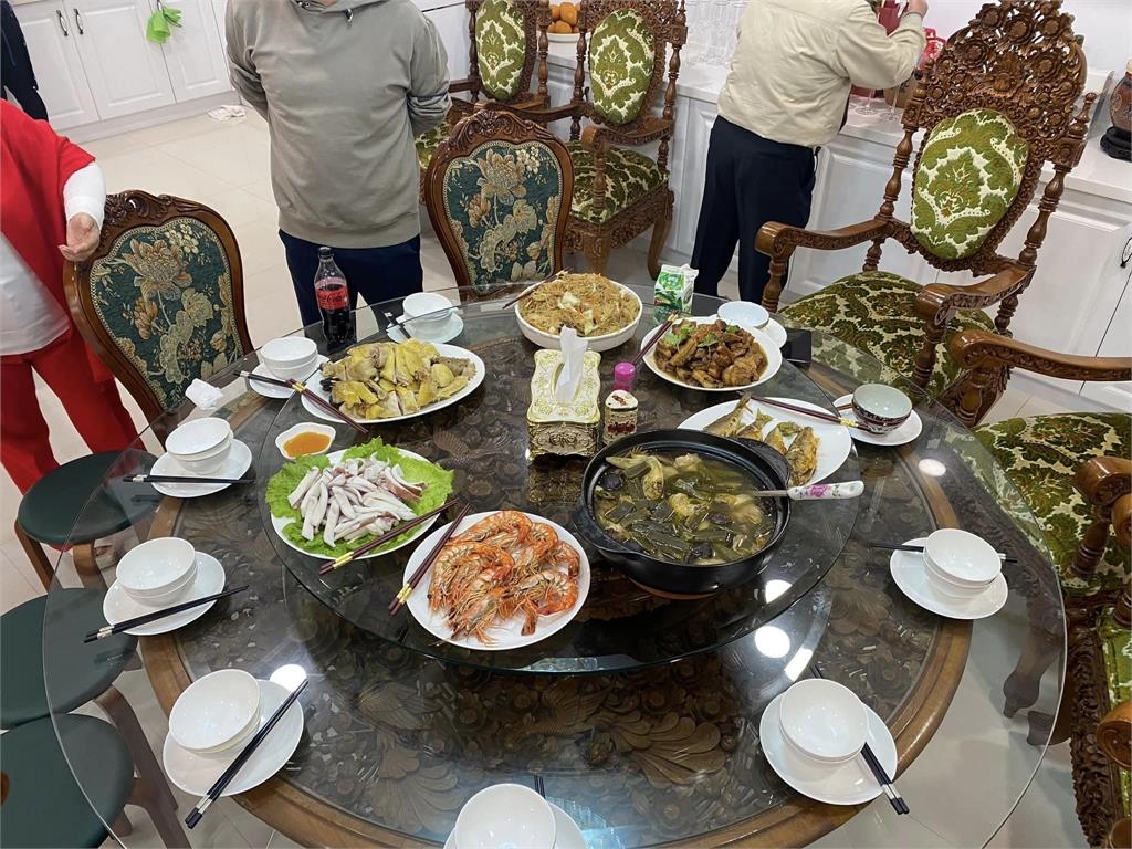 賈永婕郁方作客意外曝白冰冰「上億豪宅」內裝!浮誇龍椅讓網全看呆