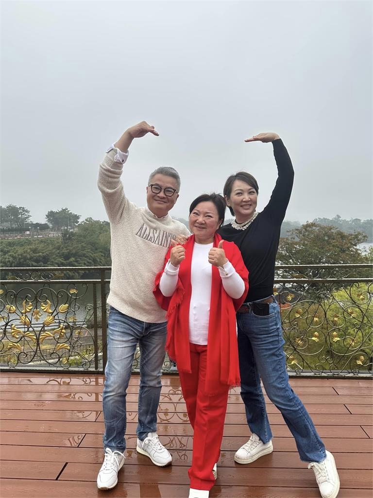 賈永婕郁方作客意外曝白冰冰「上億豪宅」內裝!浮誇龍椅讓網全看呆