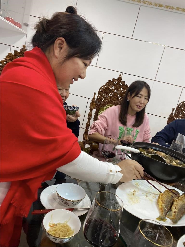 賈永婕郁方作客意外曝白冰冰「上億豪宅」內裝!浮誇龍椅讓網全看呆