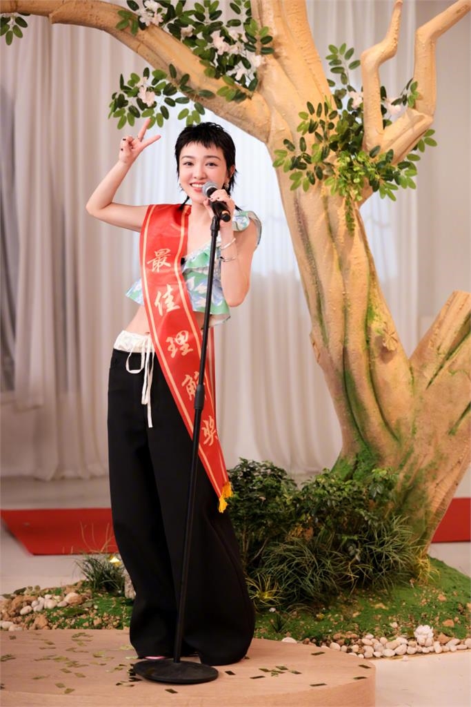 野生郭采潔被捕獲「眉毛禿光」！街頭素顏照「憔悴認不出」網憂心