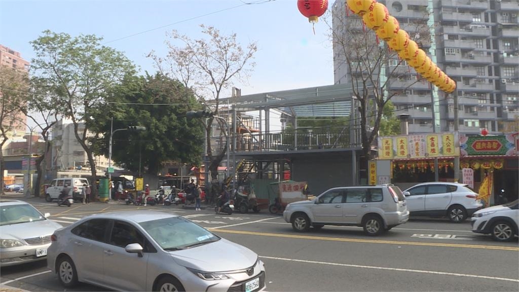 騎樓出現鐵皮屋? 兩根柱子占用人行道還蓋二樓?