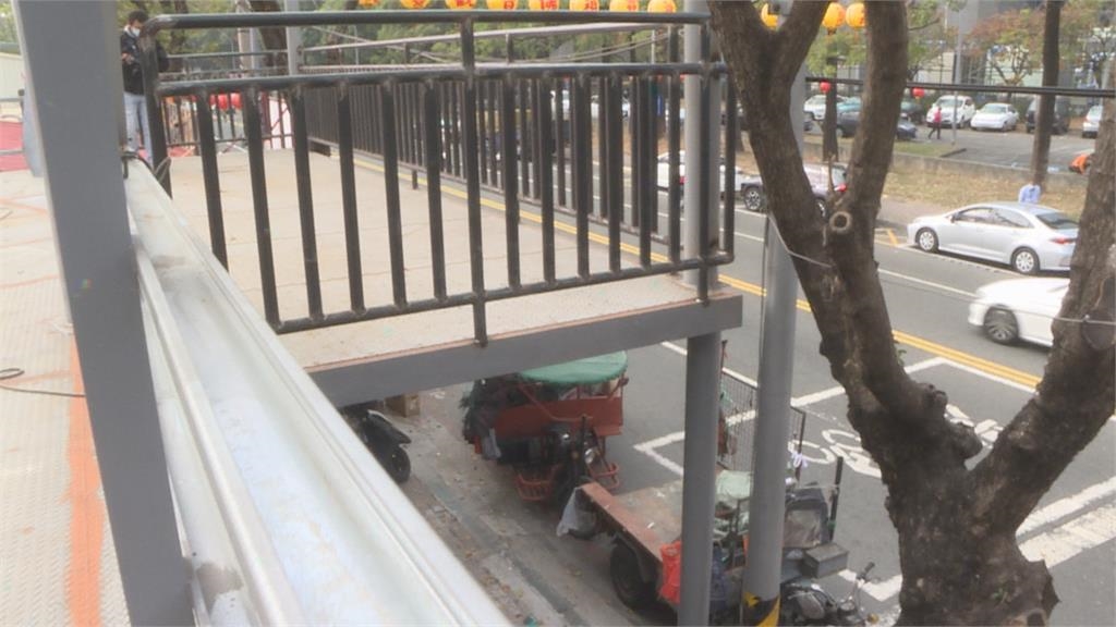 騎樓出現鐵皮屋? 兩根柱子占用人行道還蓋二樓?