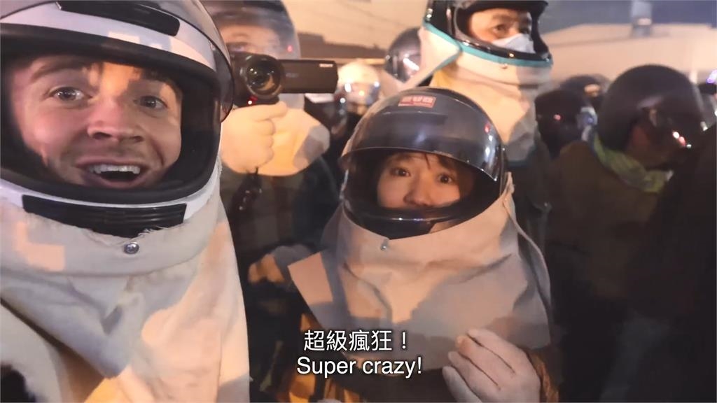 火的洗禮!老外初體驗鹽水蜂炮超震撼 笑喊:連靈魂都可以感覺到