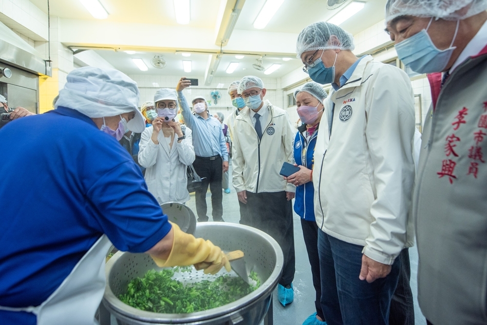 桃園落實國中小免費營養午餐  張善政：19.5萬名學生吃得安心、家長放心