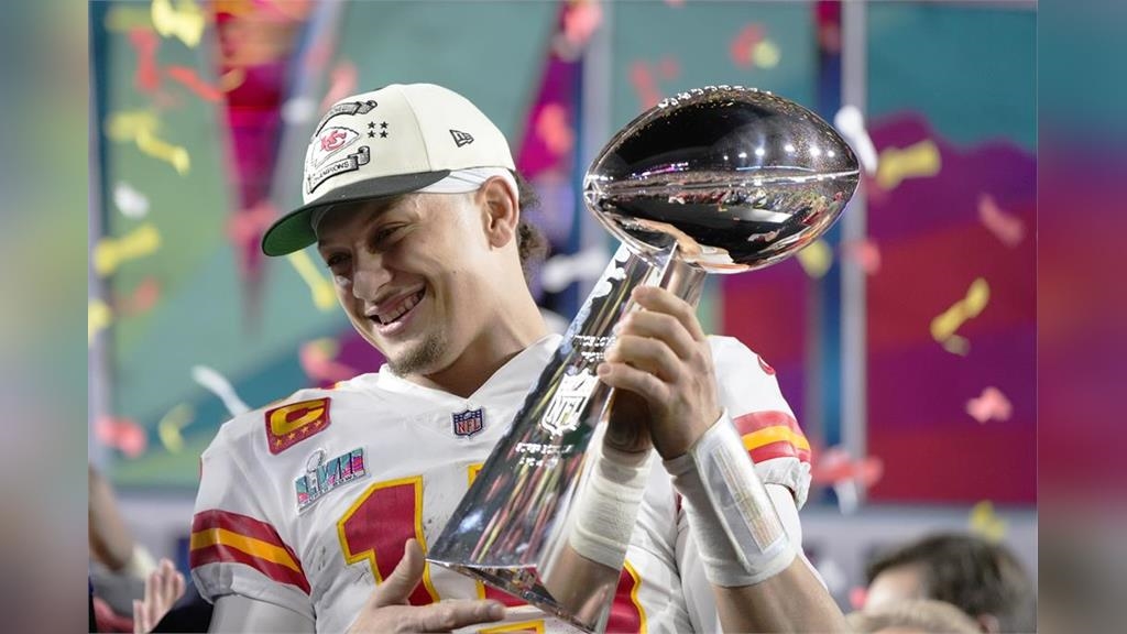 NFL／他笑捧第2座超級盃MVP！14歲曾在棒球場「敗給台灣隊」