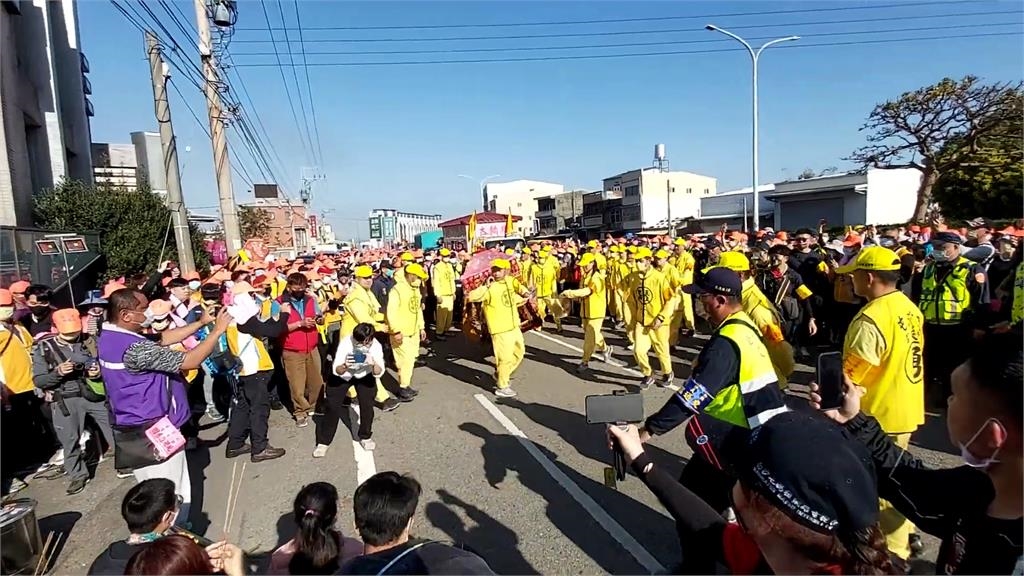就是愛孩子!小朋友路邊喊「媽祖我愛祢」 粉紅超跑急轉彎停駕