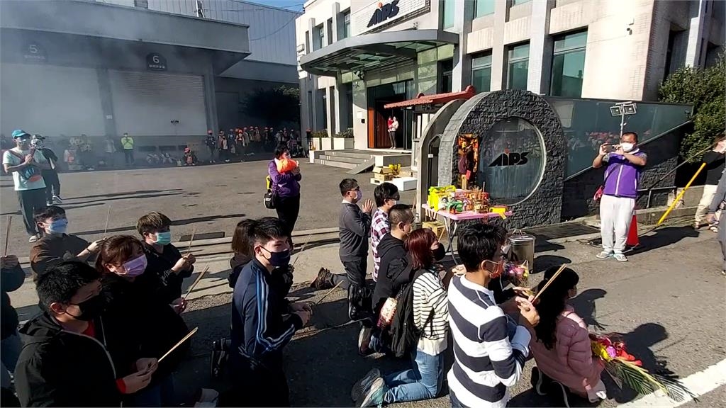 就是愛孩子!小朋友路邊喊「媽祖我愛祢」 粉紅超跑急轉彎停駕