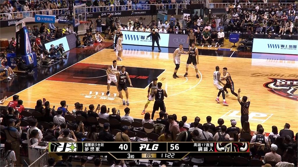 「台版藤真」4ni？豪小子首秀　板凳區向隊友講解戰術