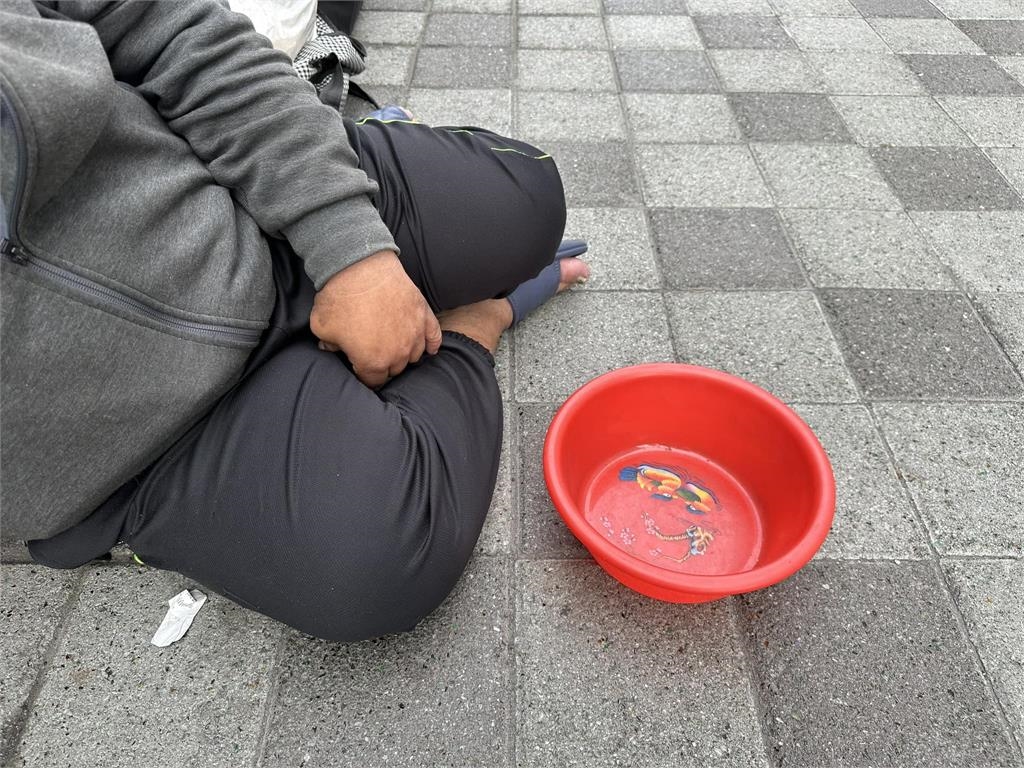 收到「黃大米打包火鍋」街友開口了!她回應網友:只有這人有資格丟石頭