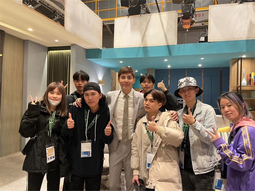 《市井豪門》王凱接受崇右實習生專訪!大談演藝事業與音樂作品幕後秘辛