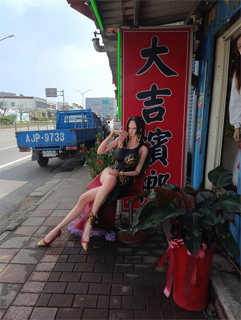 回頭率100%!檳榔西施放送「逆天辣腿」路邊攬客…超兇真實身分曝