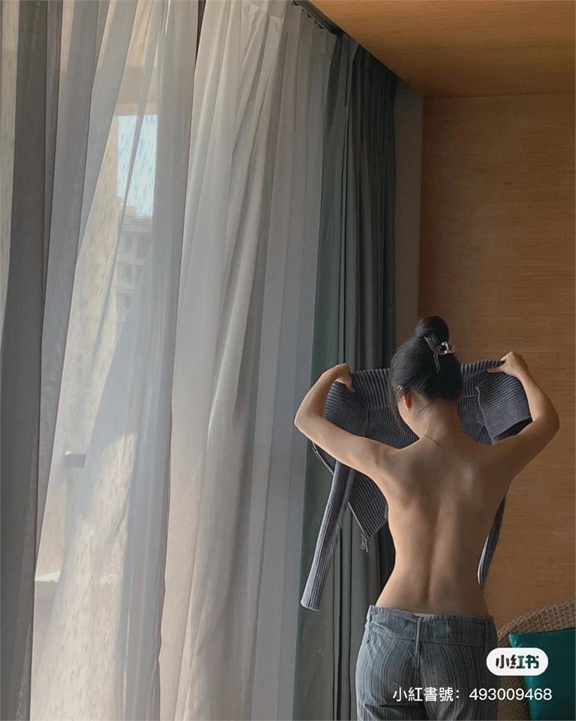 女星秀穿搭「無BRA隱藏版」流出!脫衣過程全被拍網:這能免費看?