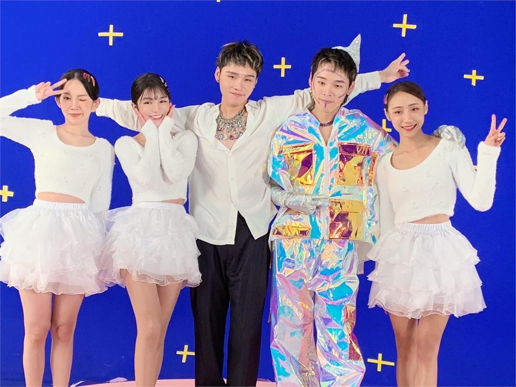 啦啦隊女神合體展榮展瑞!化身「神仙教母」MV拍完仍認不出兄弟檔