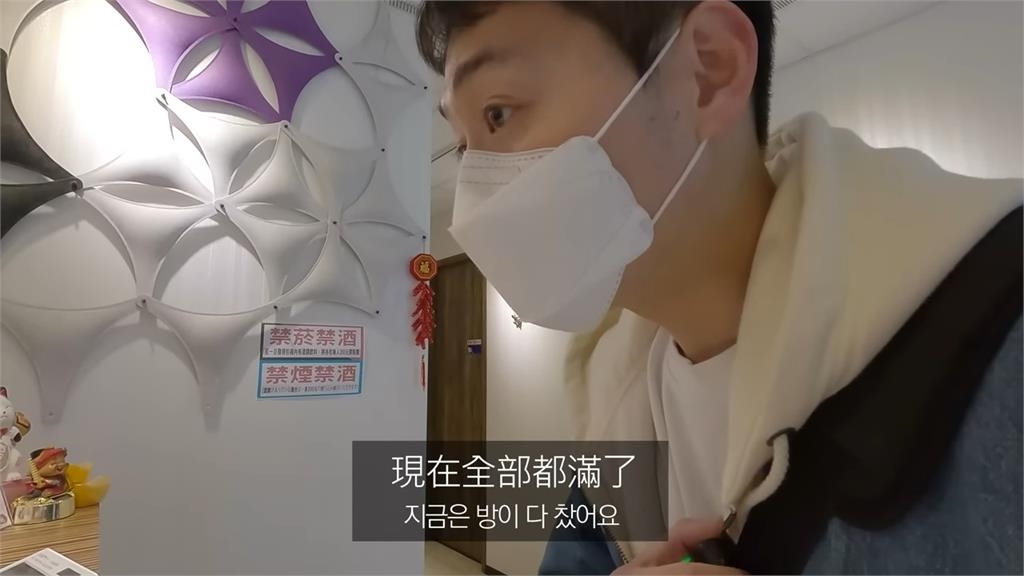 外國人來台第一站去這裡? 南韓網紅為歌獨闖 KTV 唱完整曲意外落淚