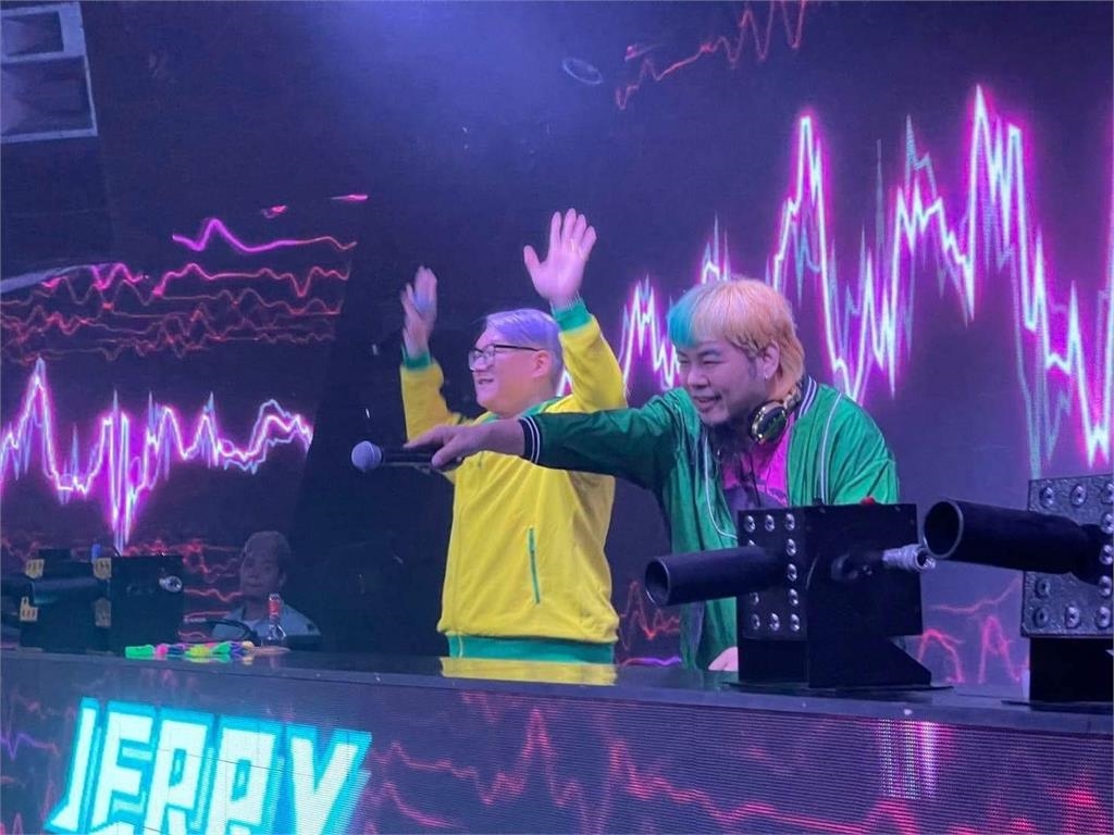 鬧翻美髮師！羅百吉「頭髮剪一半」遭退錢放生…尷尬喊：看到我別笑