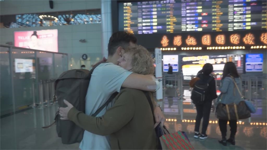 天下父母心!歐陽姍沉默望愛子出境離台 網看哭:想起朱自清《背影》