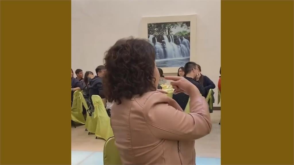 糗大了！阿姨尾牙被抽中直興奮熱舞　下秒揭真正得主她尷尬落跑