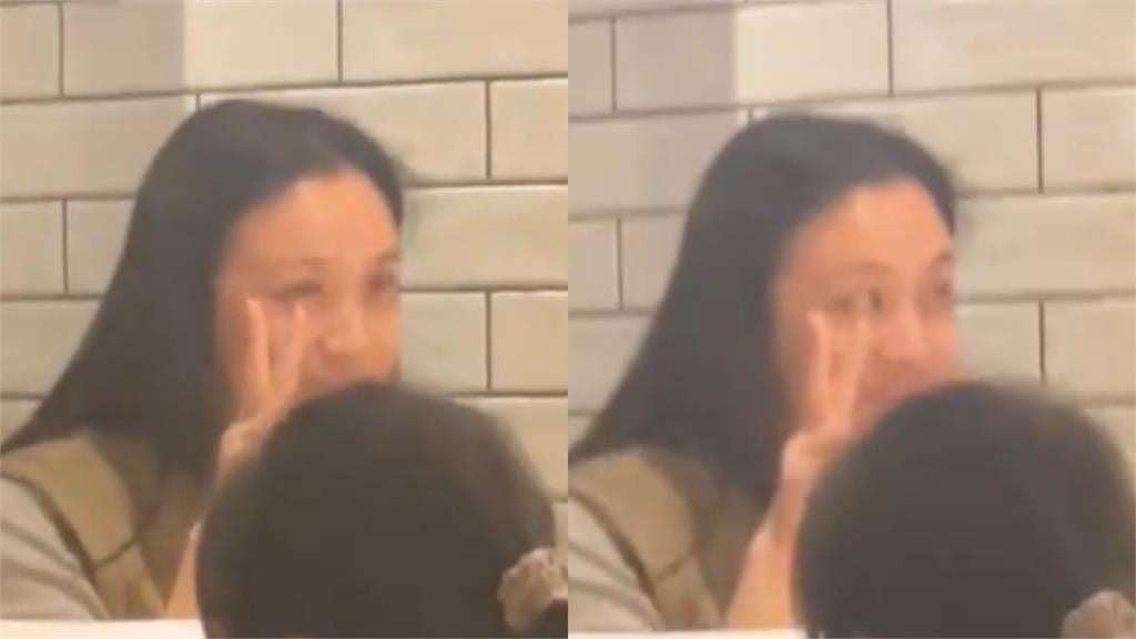 43歲湯唯「無眉素顏」歪嘴吃披薩!「凹陷法令紋」蠟黃面容中網看傻